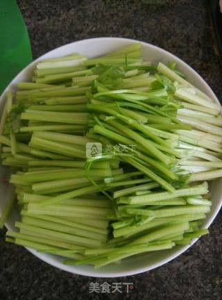 芹菜炒鸡肉的做法步骤：1
