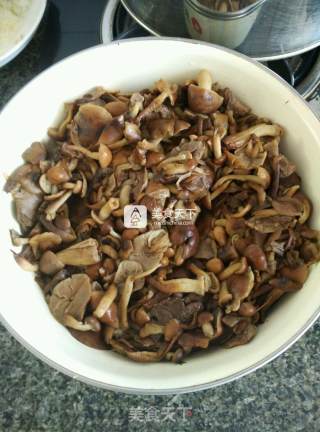 蘑菇炒鸡肉的做法步骤：1
