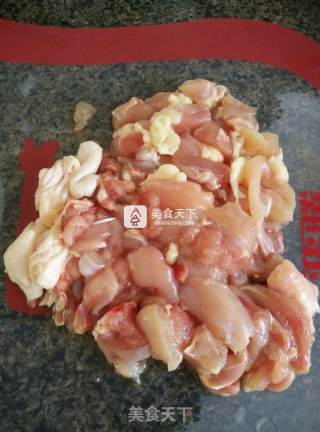 蘑菇炒鸡肉的做法步骤：2