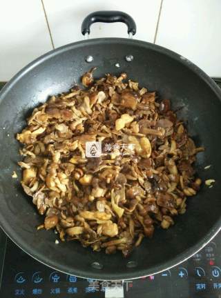 蘑菇炒鸡肉的做法步骤：4