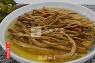 黄花菜土豆胡萝卜煲排骨汤的做法步骤：1