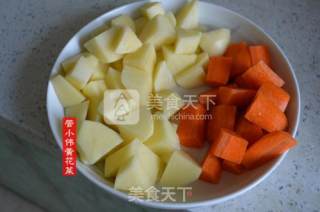 黄花菜土豆胡萝卜煲排骨汤的做法步骤：3