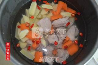 黄花菜土豆胡萝卜煲排骨汤的做法步骤：10