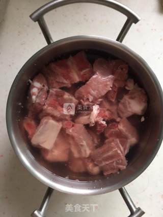 糖醋排骨卤蛋的做法步骤：1