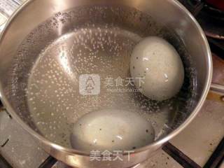豆豉秋葵炒皮蛋的做法步骤：1