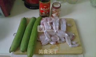 剁椒牛蛙蒸丝瓜的做法步骤：1
