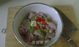剁椒牛蛙蒸丝瓜的做法步骤：2