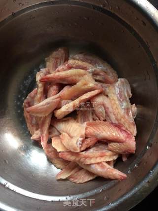 懒人零食香酥翅尖的做法步骤：1