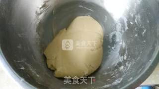 豆沙蛋黄月饼的做法步骤：3