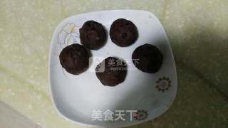 豆沙蛋黄月饼的做法步骤：6