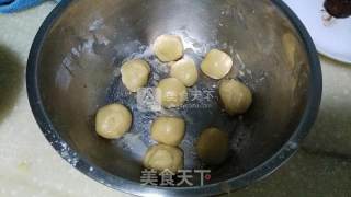 豆沙蛋黄月饼的做法步骤：7