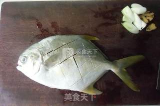 红烧鲳鱼的做法步骤：1
