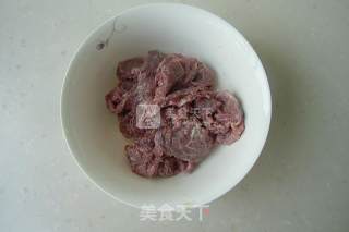 酸汤牛肉的做法步骤：1