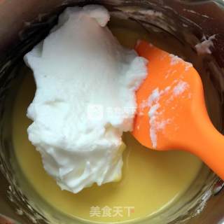 乳酪戚风纸杯小蛋糕（附加奶油霜裱花制作）的做法步骤：7