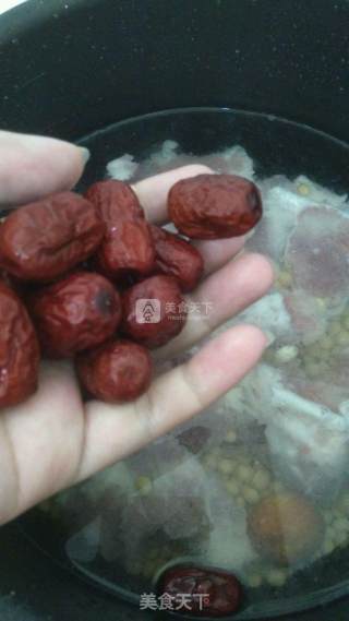 黄豆红枣炖猪骨的做法步骤：2