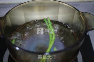 芦笋鸡蛋卷棒棒糖的做法步骤：4