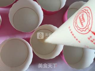 纸杯蛋糕之奶油裱花的做法步骤：12