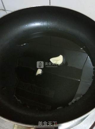 罐头鱼炒苦麦的做法步骤：2