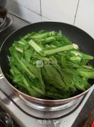 罐头鱼炒苦麦的做法步骤：3