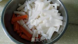 酸辣萝卜---一道开胃小菜的做法步骤：1