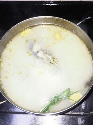 鲫鱼汤的做法步骤：3