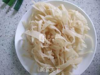 秋葵洋葱炒饼丝的做法步骤：2