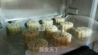广式豆沙蛋黄月饼（50g模）的做法步骤：19