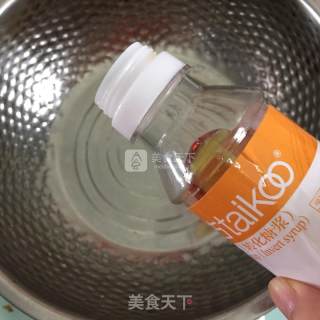 莲蓉蛋黄月饼的做法步骤：1