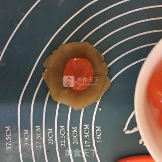 莲蓉蛋黄月饼的做法步骤：8