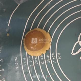 莲蓉蛋黄月饼的做法步骤：10