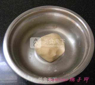 蛋黄酥的做法步骤：1