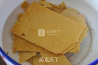 尖椒炒豆腐皮的做法步骤：1