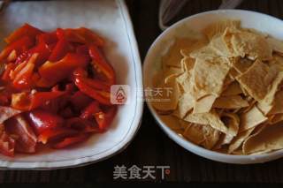 尖椒炒豆腐皮的做法步骤：2