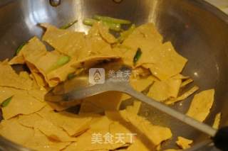 尖椒炒豆腐皮的做法步骤：5