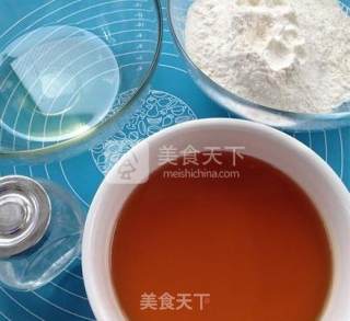 莲蓉蛋黄月饼的做法步骤：2