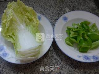 尖椒炒白菜的做法步骤：1