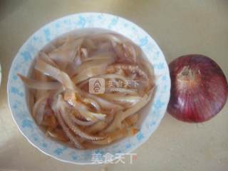 青椒洋葱鱿鱼须的做法步骤：1