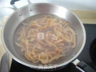 青椒洋葱鱿鱼须的做法步骤：2