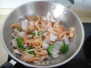 青椒洋葱鱿鱼须的做法步骤：6