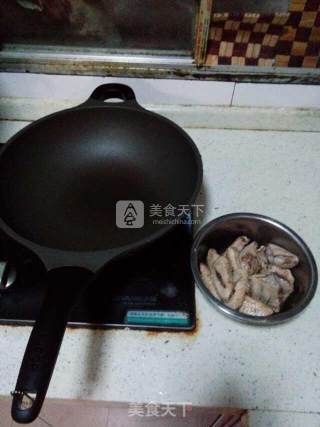 无油版煎鸡翅的做法步骤：1