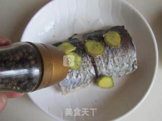 火腿鱼块佐豆泥的做法步骤：1