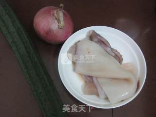 洋葱丝瓜炒鱿鱼的做法步骤：1