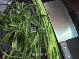 洋葱丝瓜炒鱿鱼的做法步骤：2