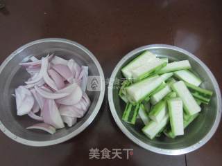 洋葱丝瓜炒鱿鱼的做法步骤：3