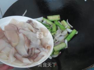 洋葱丝瓜炒鱿鱼的做法步骤：8