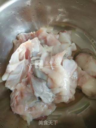 金秋让鱼和豆腐约会吧【汤鲜味美的丑鱼炖豆腐】的做法步骤：2
