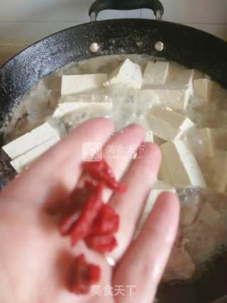 金秋让鱼和豆腐约会吧【汤鲜味美的丑鱼炖豆腐】的做法步骤：15