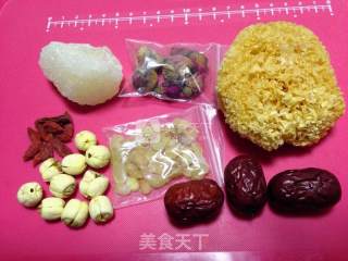 皂角米无花果银耳羹的做法步骤：1
