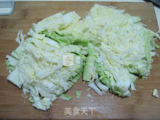 圆白菜炒豆皮的做法步骤：2