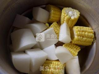玉米萝卜猪蹄汤的做法步骤：3